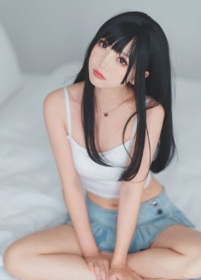 亲嘴舌头伸进去摸她的胸_剧情片高清完整版